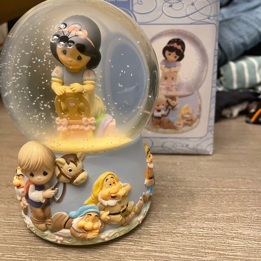 Precious Moments Musical Snow Globe - Snow White and the Seven Dwarfs Edition